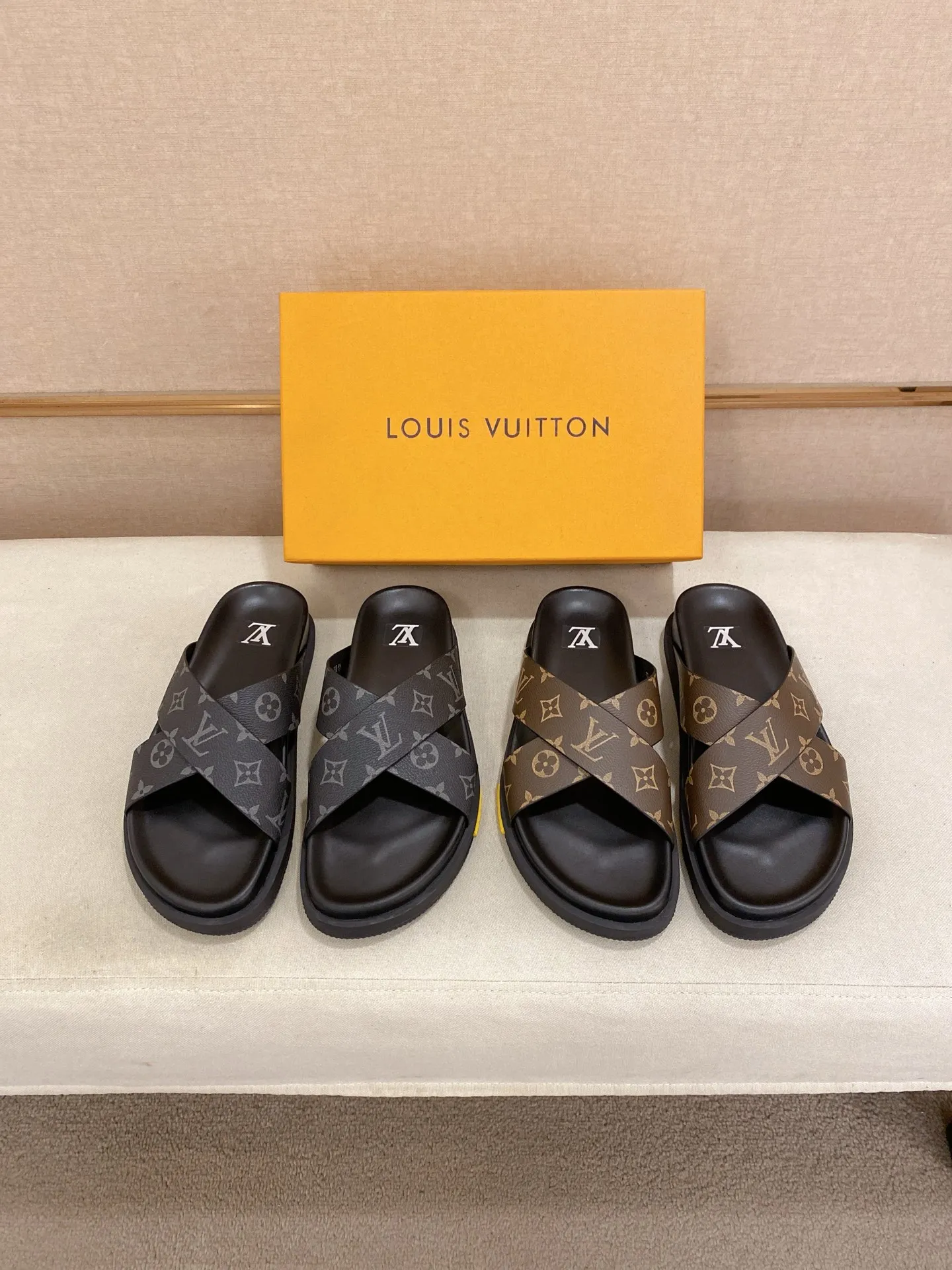 Factory price: 420💰Made by LV🔍Top purchasing agent. Men's spring and summer slippers are available at the same counter. The uppers are made of cowhide imported from Italy. High-quality craftsmanship, soles: original soles specially provided by the original factory, exclusive movable molded soles are super comfortable, original factory follow-up goods, 🔍🔍high quality, can be entered and exited the counter at will, welcome to compare, code number 38-44. Can be customized45